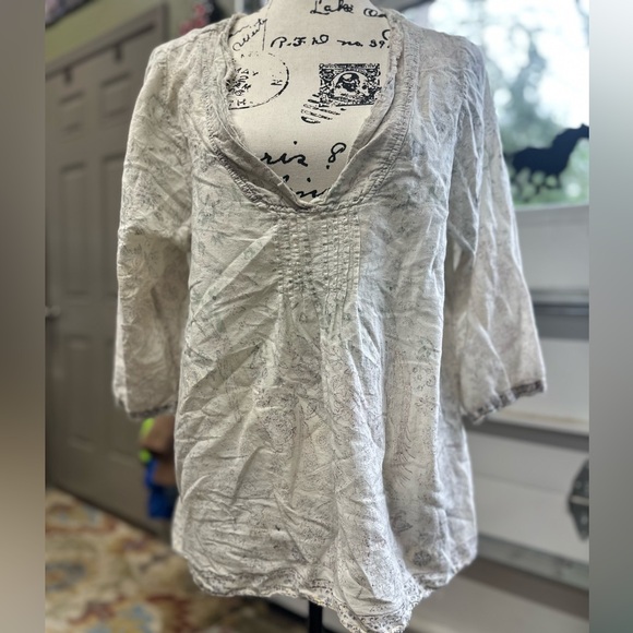 Magnolia Pearl Cream V-Neck Top - Picture 1 of 5